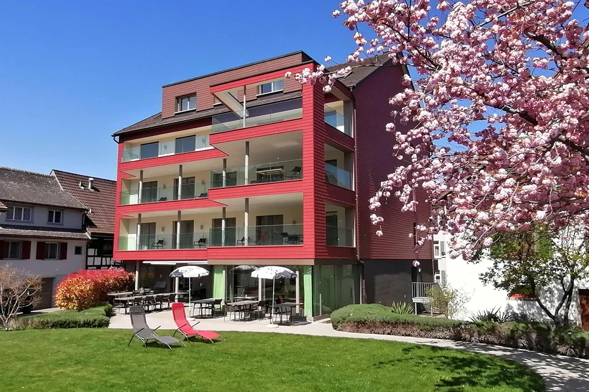 Rollstuhl-Urlaub: Hotelgarten mit Blick auf das Hotel - Ferienhotel Bodensee, Stiftung Pro Handicap