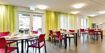 Rollstuhlgerechte Unterkunft - Pflegebett - Restaurant mit Blick auf das Frühstücksbuffet - Ferienhotel Bodensee, Stiftung Pro Handicap
