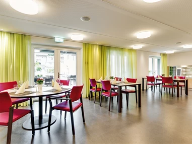 Rollstuhl-Urlaub: Restaurant mit Blick auf das Frühstücksbuffet - Ferienhotel Bodensee, Stiftung Pro Handicap