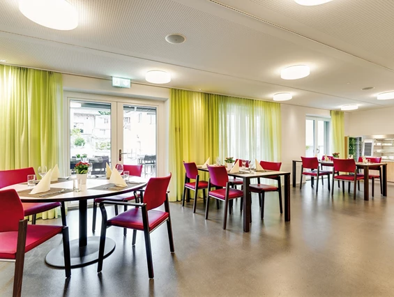 Rollstuhl-Urlaub: Restaurant mit Blick auf das Frühstücksbuffet - Ferienhotel Bodensee, Stiftung Pro Handicap