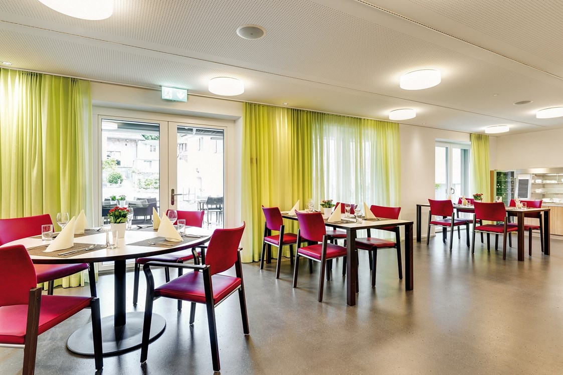 Rollstuhl-Urlaub: Restaurant mit Blick auf das Frühstücksbuffet - Ferienhotel Bodensee, Stiftung Pro Handicap