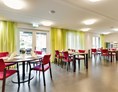Rollstuhl-Urlaub: Restaurant mit Blick auf das Frühstücksbuffet - Ferienhotel Bodensee, Stiftung Pro Handicap