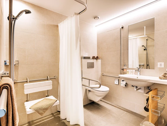 Rollstuhl-Urlaub: Badezimmer barrierefrei - Ferienhotel Bodensee, Stiftung Pro Handicap