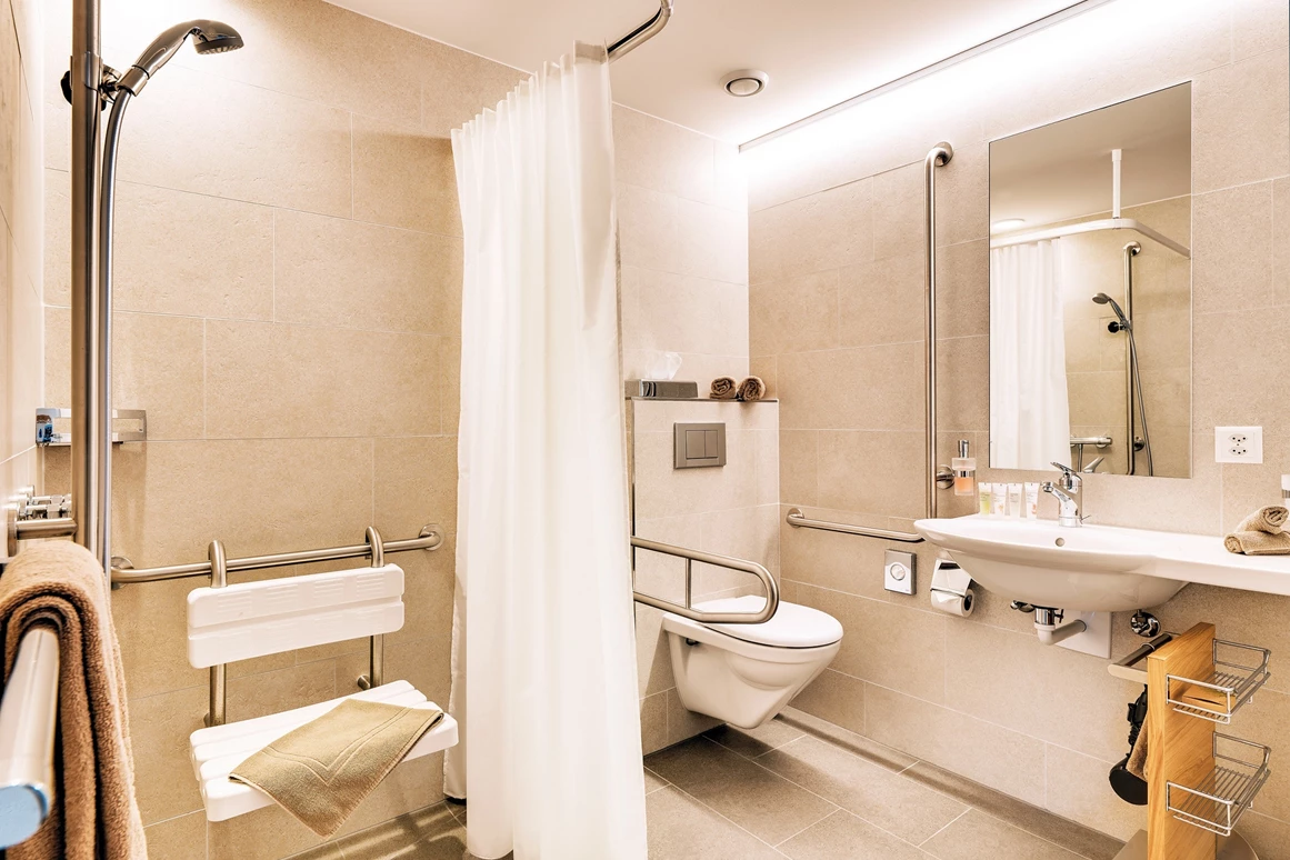 Rollstuhl-Urlaub: Badezimmer barrierefrei - Ferienhotel Bodensee, Stiftung Pro Handicap