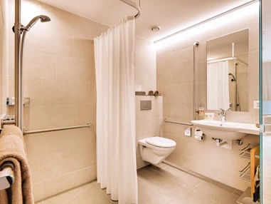 Rollstuhl-Urlaub: Badezimmer - Ferienhotel Bodensee, Stiftung Pro Handicap