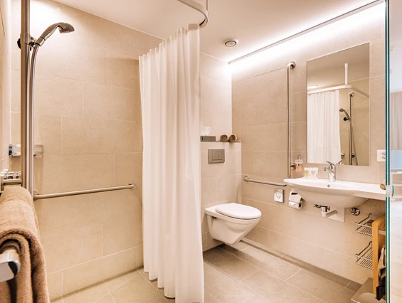 Rollstuhl-Urlaub: Badezimmer - Ferienhotel Bodensee, Stiftung Pro Handicap