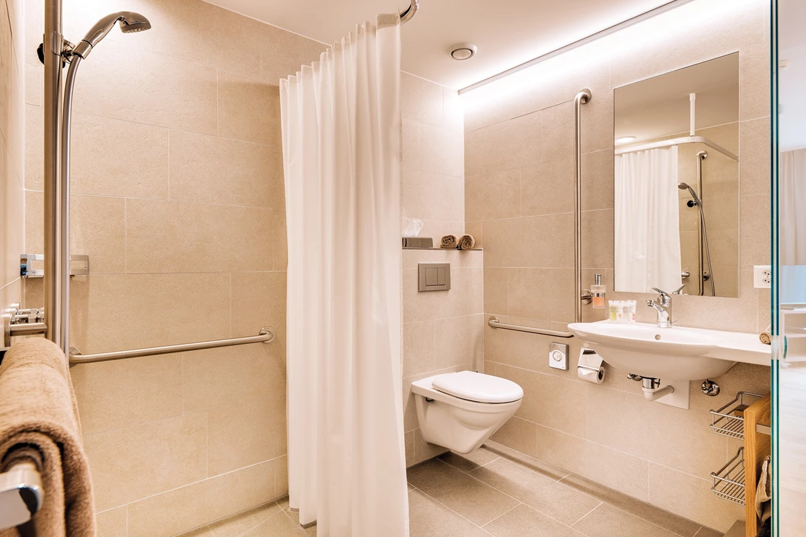 Rollstuhl-Urlaub: Badezimmer - Ferienhotel Bodensee, Stiftung Pro Handicap