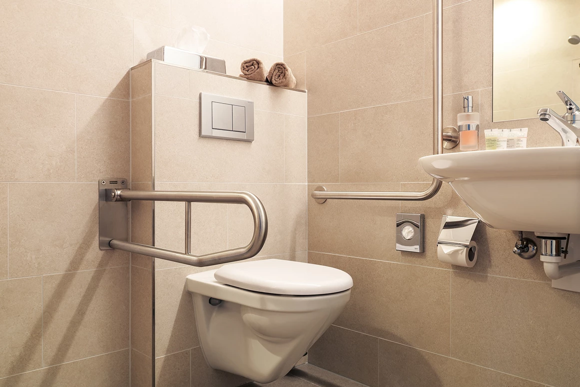 Rollstuhl-Urlaub: Toilette mit Haltegriff - Ferienhotel Bodensee, Stiftung Pro Handicap