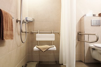 Rollstuhl-Urlaub: Dusche mit Duschhocker - Ferienhotel Bodensee, Stiftung Pro Handicap