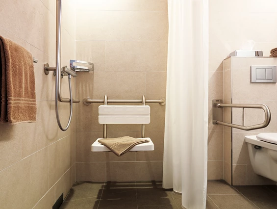 Rollstuhl-Urlaub: Dusche mit Duschhocker - Ferienhotel Bodensee, Stiftung Pro Handicap