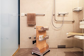 Rollstuhl-Urlaub: Dusche mit Duschhocker und Haltegriffe - Ferienhotel Bodensee, Stiftung Pro Handicap