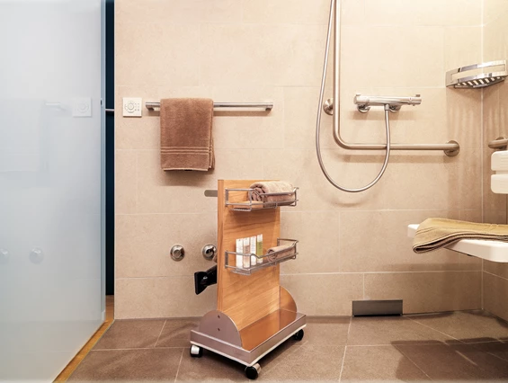 Rollstuhl-Urlaub: Dusche mit Duschhocker und Haltegriffe - Ferienhotel Bodensee, Stiftung Pro Handicap