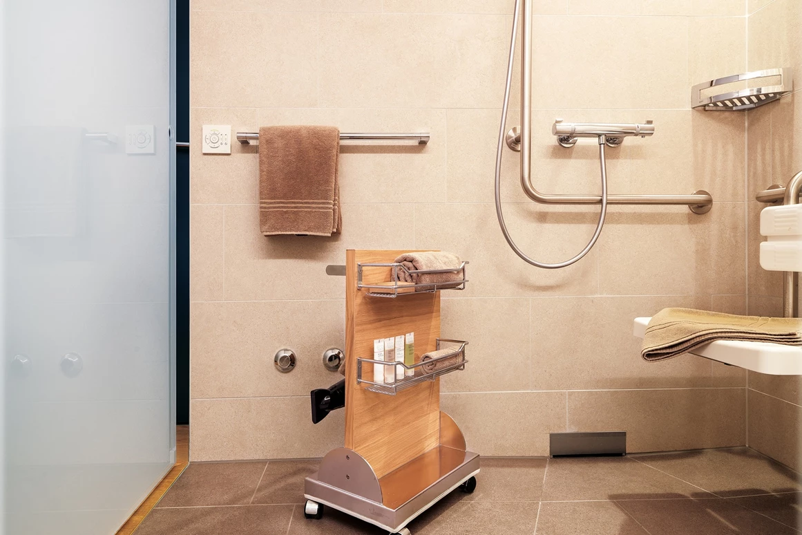 Rollstuhl-Urlaub: Dusche mit Duschhocker und Haltegriffe - Ferienhotel Bodensee, Stiftung Pro Handicap