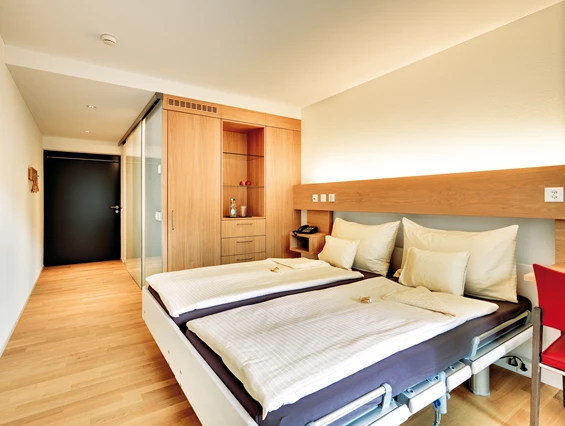 Rollstuhl-Urlaub: Doppelzimmer mit Blick Richtung Tür - Ferienhotel Bodensee, Stiftung Pro Handicap