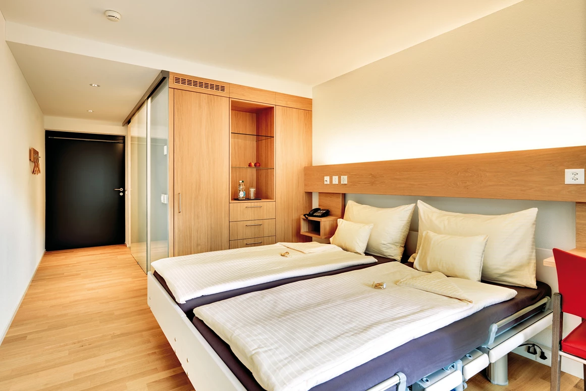 Rollstuhl-Urlaub: Doppelzimmer mit Blick Richtung Tür - Ferienhotel Bodensee, Stiftung Pro Handicap