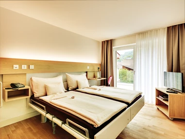 Rollstuhl-Urlaub: Doppelzimmer mit Blick Richtung Fenster - Ferienhotel Bodensee, Stiftung Pro Handicap