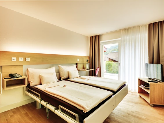 Rollstuhl-Urlaub: Doppelzimmer mit Blick Richtung Fenster - Ferienhotel Bodensee, Stiftung Pro Handicap