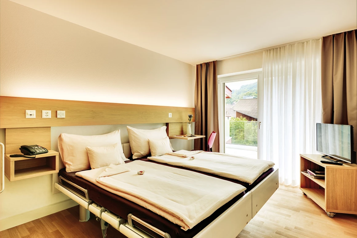 Rollstuhl-Urlaub: Doppelzimmer mit Blick Richtung Fenster - Ferienhotel Bodensee, Stiftung Pro Handicap