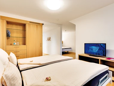Rollstuhl-Urlaub: 4-Bettzimmer mit Gartensicht - Ferienhotel Bodensee, Stiftung Pro Handicap