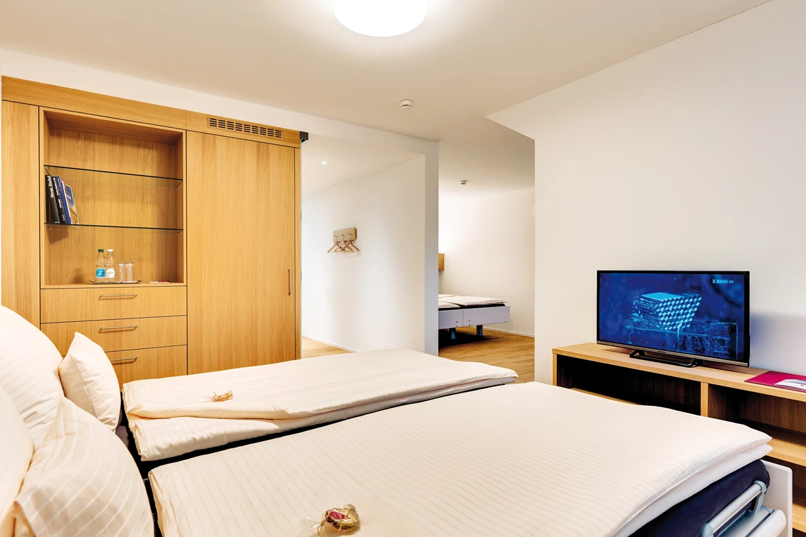 Rollstuhl-Urlaub: 4-Bettzimmer mit Gartensicht - Ferienhotel Bodensee, Stiftung Pro Handicap