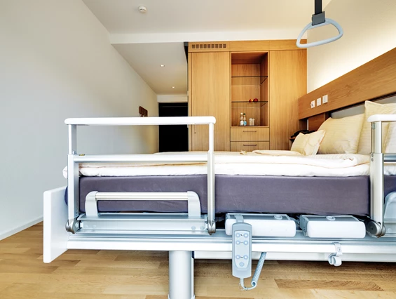 Rollstuhl-Urlaub: Pflegebett - höhenverstellbar, Inkontinenzschutz, Seitensicherung und Hebegriff - Ferienhotel Bodensee, Stiftung Pro Handicap