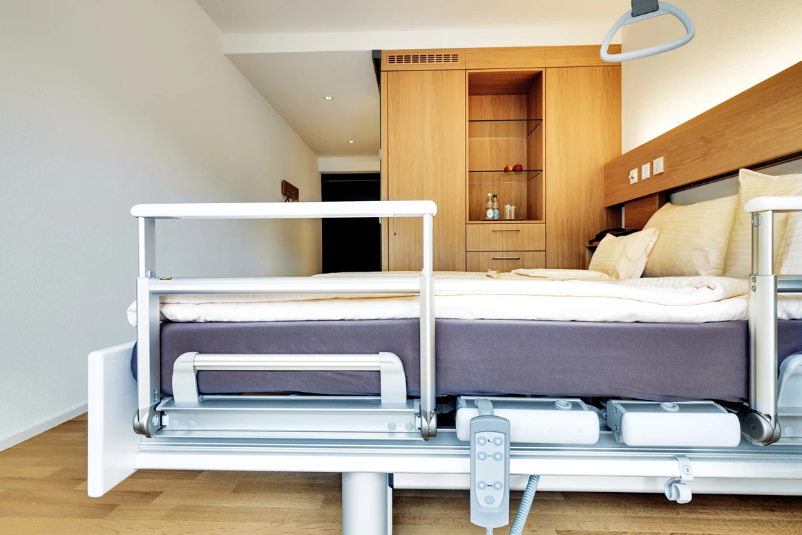 Rollstuhl-Urlaub: Pflegebett - höhenverstellbar, Inkontinenzschutz, Seitensicherung und Hebegriff - Ferienhotel Bodensee, Stiftung Pro Handicap
