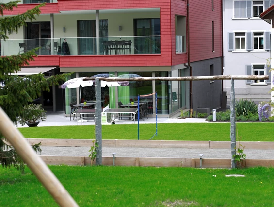 Rollstuhl-Urlaub: Hotelgarten mit Boccia Bahn - Ferienhotel Bodensee, Stiftung Pro Handicap