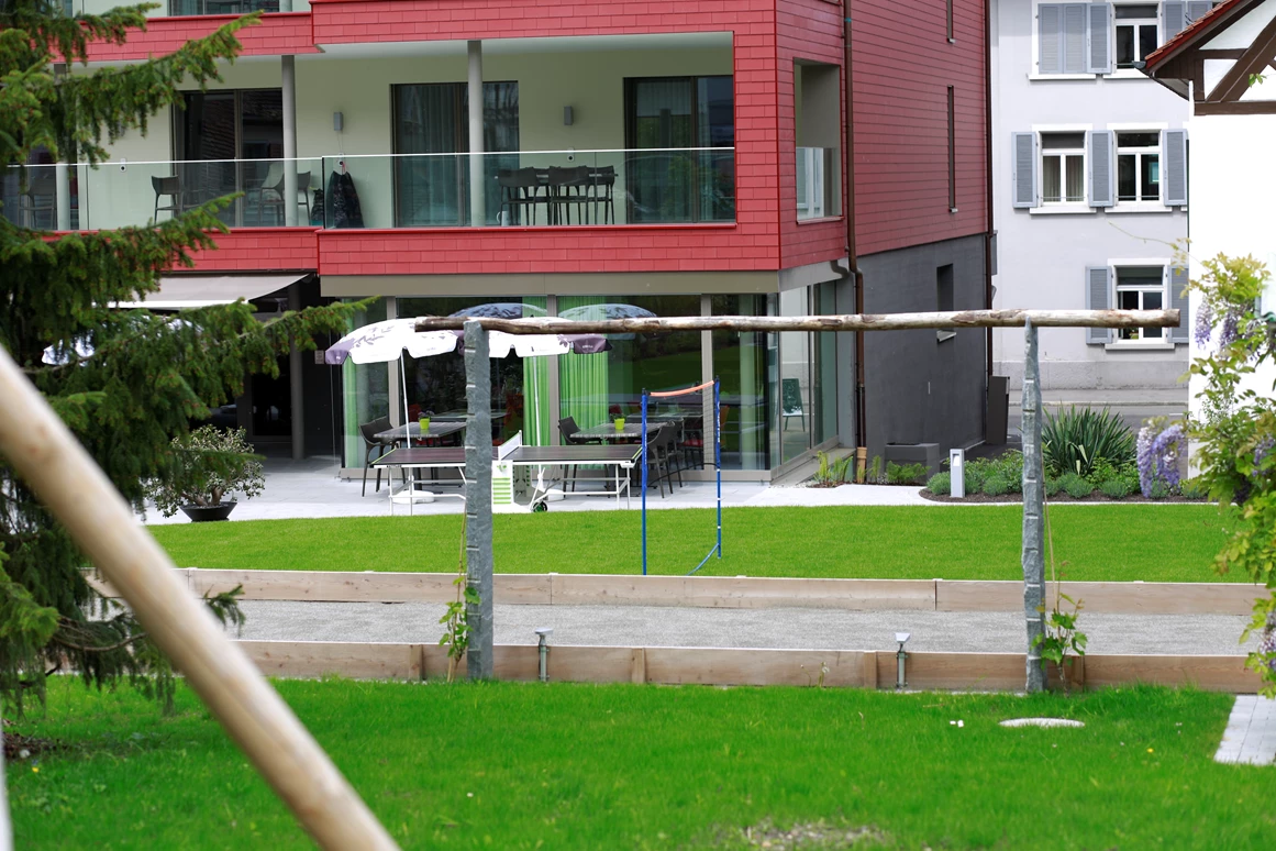 Rollstuhl-Urlaub: Hotelgarten mit Boccia Bahn - Ferienhotel Bodensee, Stiftung Pro Handicap