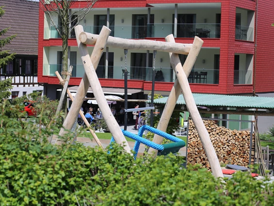 Rollstuhl-Urlaub: Hotelgarten mit Schaukel - Ferienhotel Bodensee, Stiftung Pro Handicap