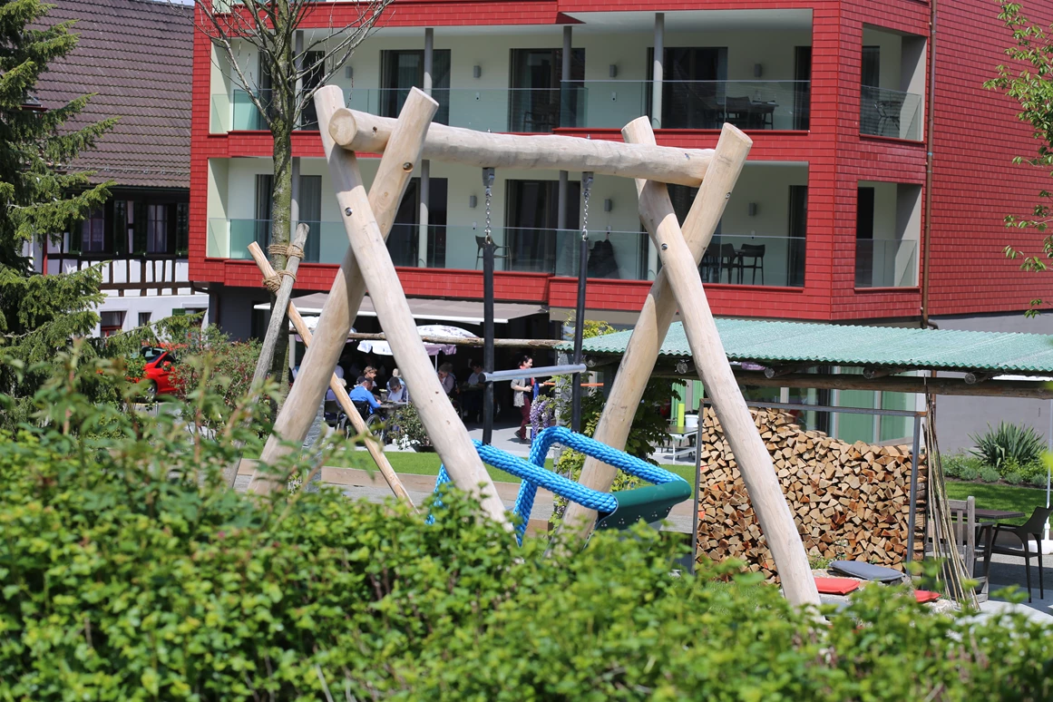 Rollstuhl-Urlaub: Hotelgarten mit Schaukel - Ferienhotel Bodensee, Stiftung Pro Handicap