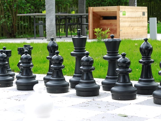 Rollstuhl-Urlaub: Hotelgarten Schachbrett - Ferienhotel Bodensee, Stiftung Pro Handicap