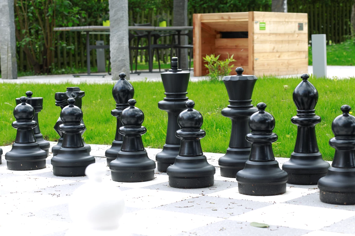 Rollstuhl-Urlaub: Hotelgarten Schachbrett - Ferienhotel Bodensee, Stiftung Pro Handicap