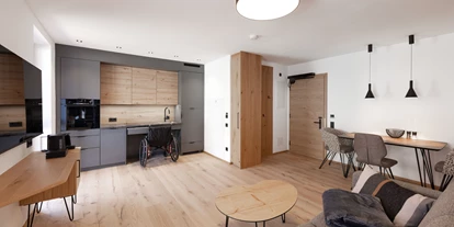 Rollstuhlgerechte Unterkunft - Pflegebett - Wohnzimmer, Esstisch, Küche - SALZKAMMERGUT LODGE