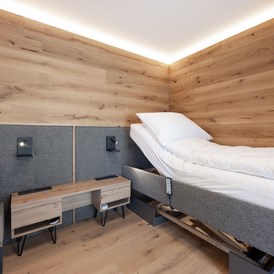 Rollstuhl-Urlaub: Schlafzimmer, elektrisch verstellbare Betten - SALZKAMMERGUT LODGE
