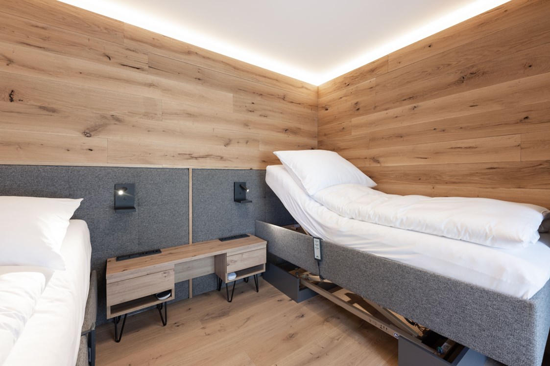 Rollstuhl-Urlaub: Schlafzimmer, elektrisch verstellbare Betten - SALZKAMMERGUT LODGE
