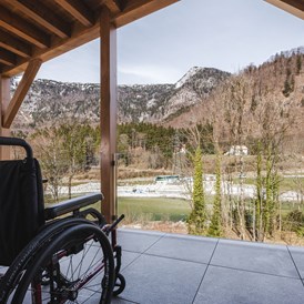 Rollstuhl-Urlaub: Balkon mit Glasgeländer für freie Sicht - SALZKAMMERGUT LODGE