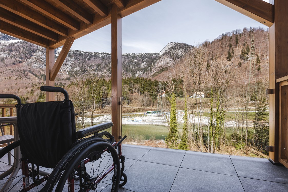 Rollstuhl-Urlaub: Balkon mit Glasgeländer für freie Sicht - SALZKAMMERGUT LODGE