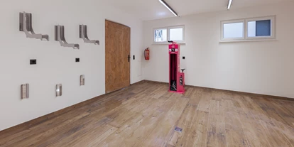 Rollstuhlgerechte Unterkunft - Pflegebett - Fahrrad- Rollstuhlabstellraum mit Fahrrad- Rollstuhl Servicestation - SALZKAMMERGUT LODGE