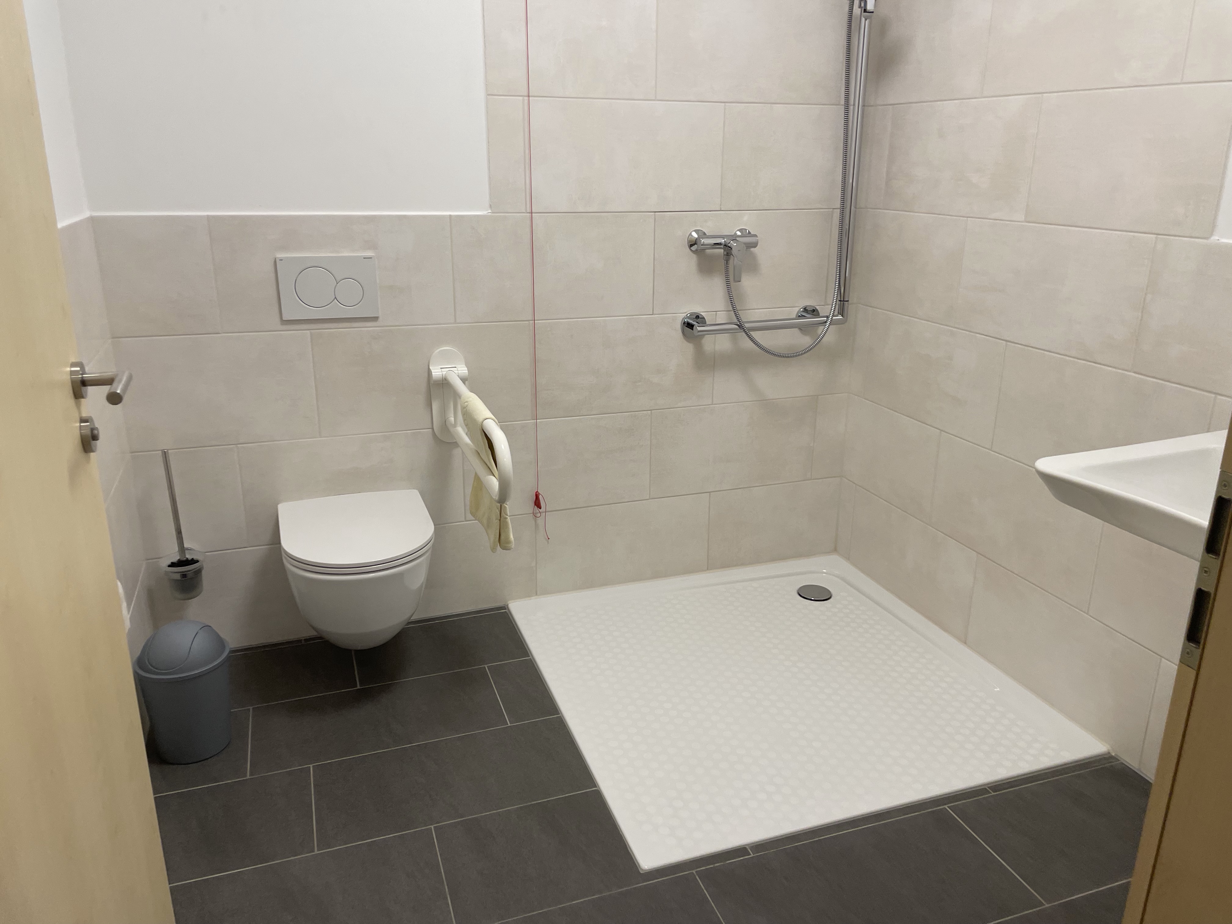 Rollstuhlgerechte Unterkunft - Badezimmer  - Pension RoBi