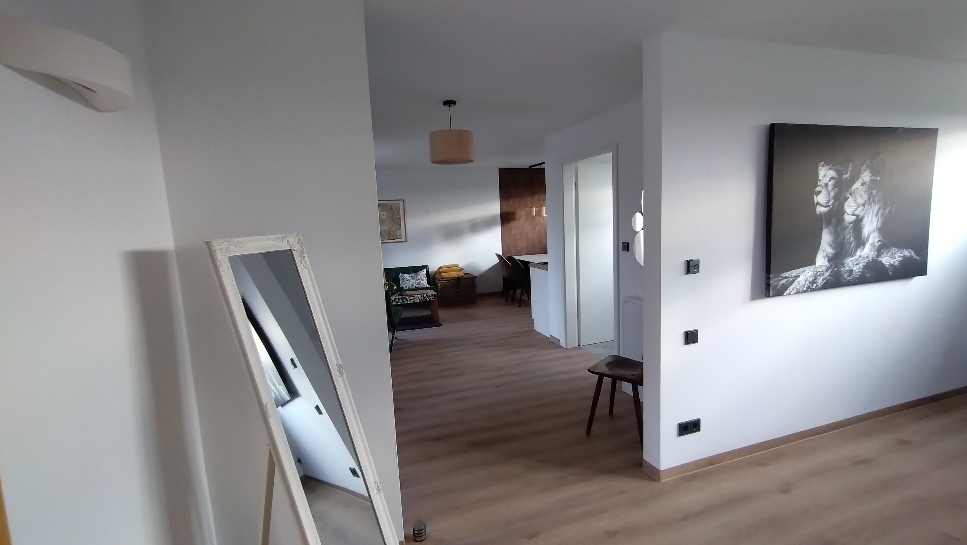 Rollstuhlgerechte Unterkunft - Blick in den Wohnraum - Moderne Ferienwohnung auf dem Land