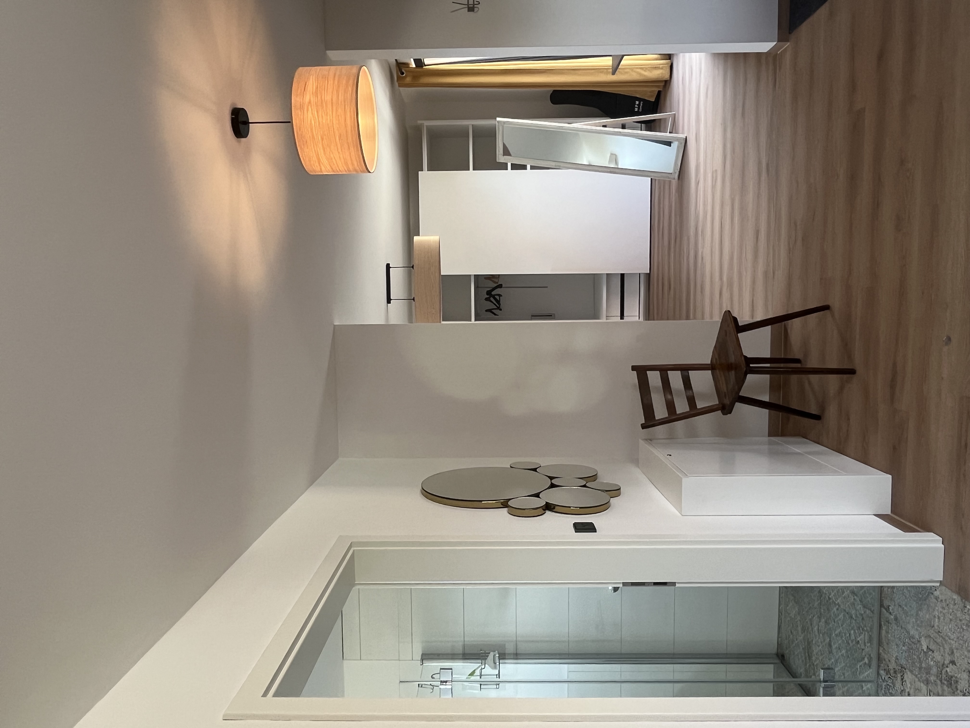 Rollstuhlgerechte Unterkunft - Blick ins Schlafzimmer aus dem Wohn-/ Esszimmer - Moderne Ferienwohnung auf dem Land