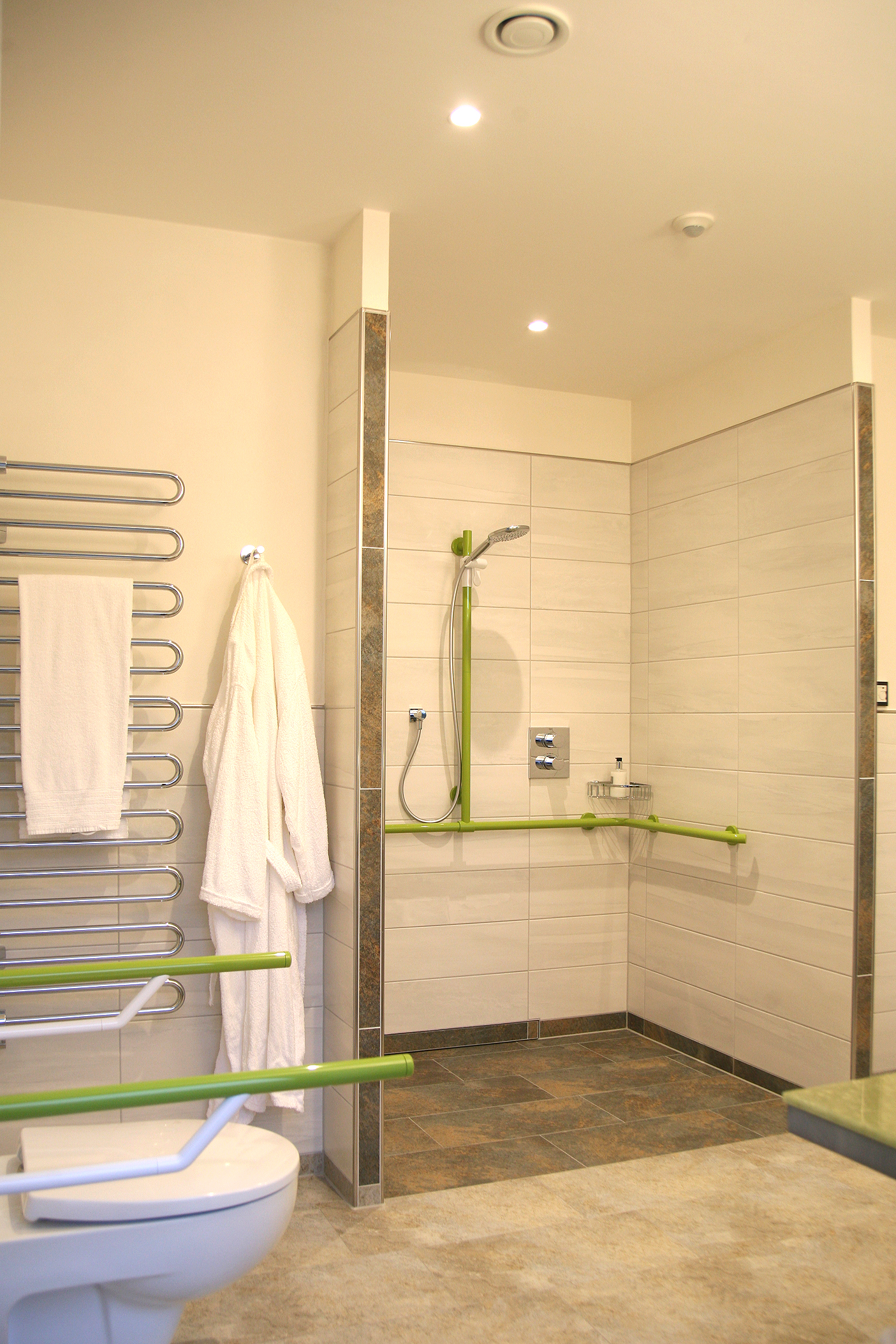 Rollstuhlgerechte Unterkunft - In unserem Hotel, haben wir 2 von diesen Bädern
Wenn nötig, kann in der Dusche noch ein Sitz eingehangen werden und die Bügel an der Toilette sind klappbar. - Hotel am Steendamm