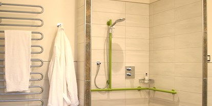 Rollstuhlgerechte Unterkunft - Niedersachsen - In unserem Hotel, haben wir 2 von diesen Bädern
Wenn nötig, kann in der Dusche noch ein Sitz eingehangen werden und die Bügel an der Toilette sind klappbar. - Hotel am Steendamm