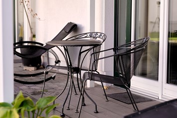 Rollstuhl-Urlaub: Auch der Zugang auf die Terrasse ist Schwellenlos - Hotel am Steendamm