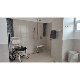 Rollstuhl-Urlaub: badezimmer, dusche - Casa Ubuntu