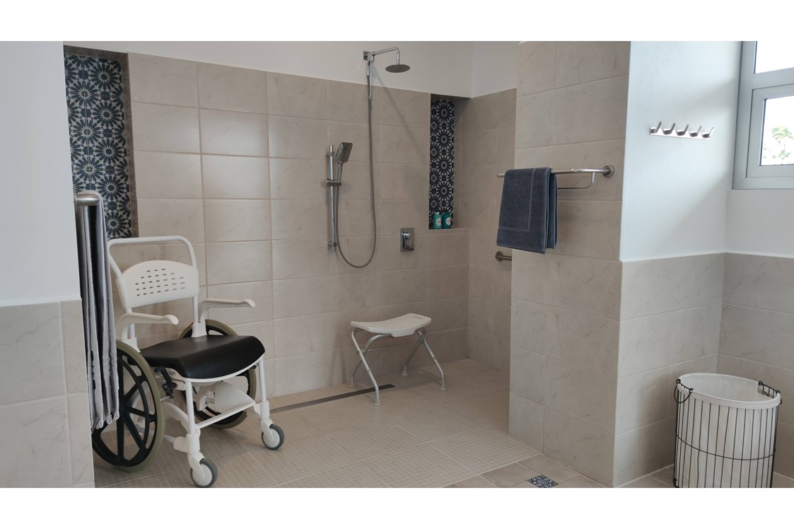 Rollstuhl-Urlaub: badezimmer, dusche - Casa Ubuntu