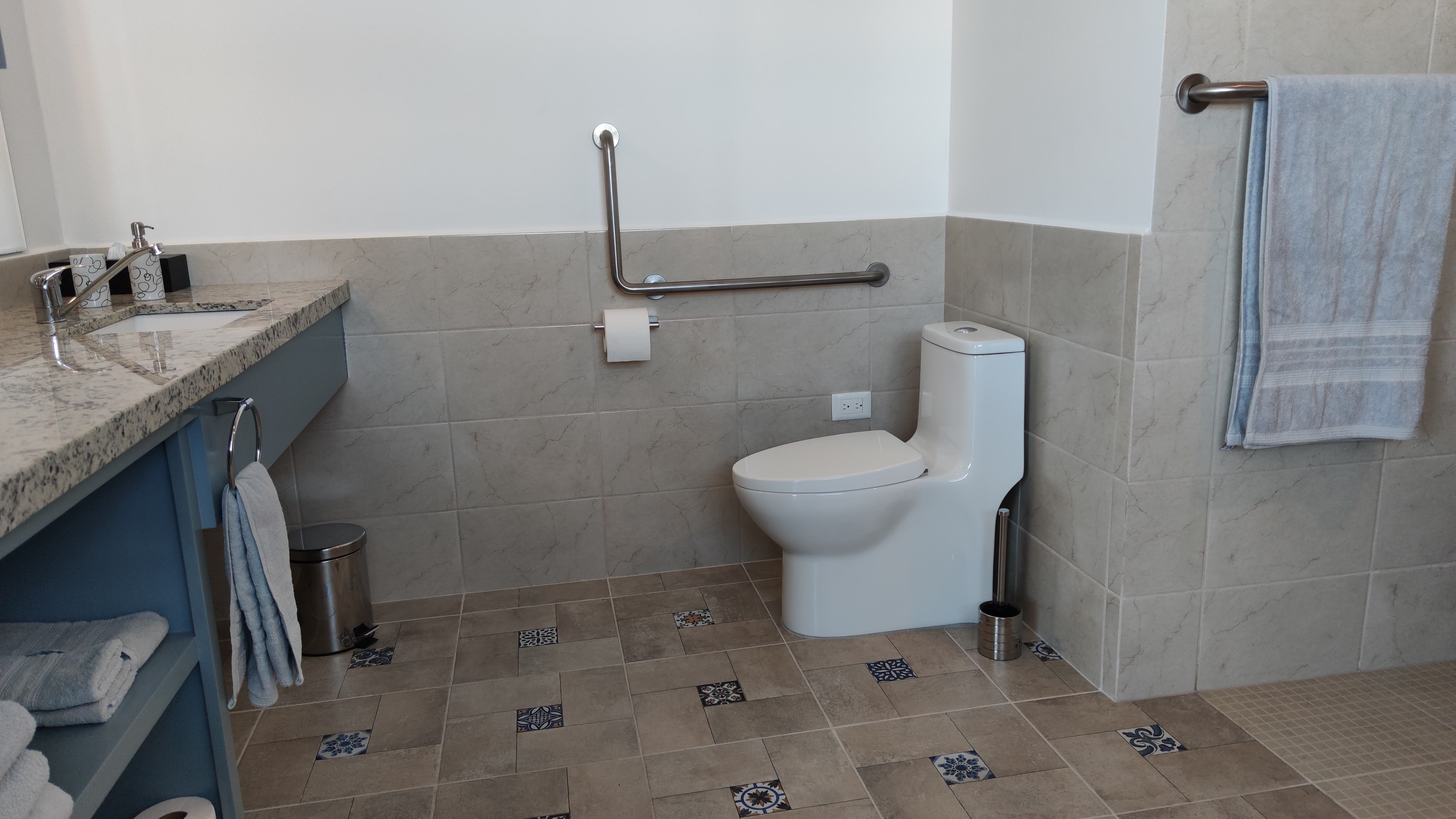 Rollstuhlgerechte Unterkunft - badezimmer, lavabo und toilette - Casa Ubuntu
