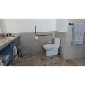Rollstuhl-Urlaub: badezimmer, lavabo und toilette - Casa Ubuntu