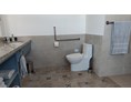 Rollstuhl-Urlaub: badezimmer, lavabo und toilette - Casa Ubuntu