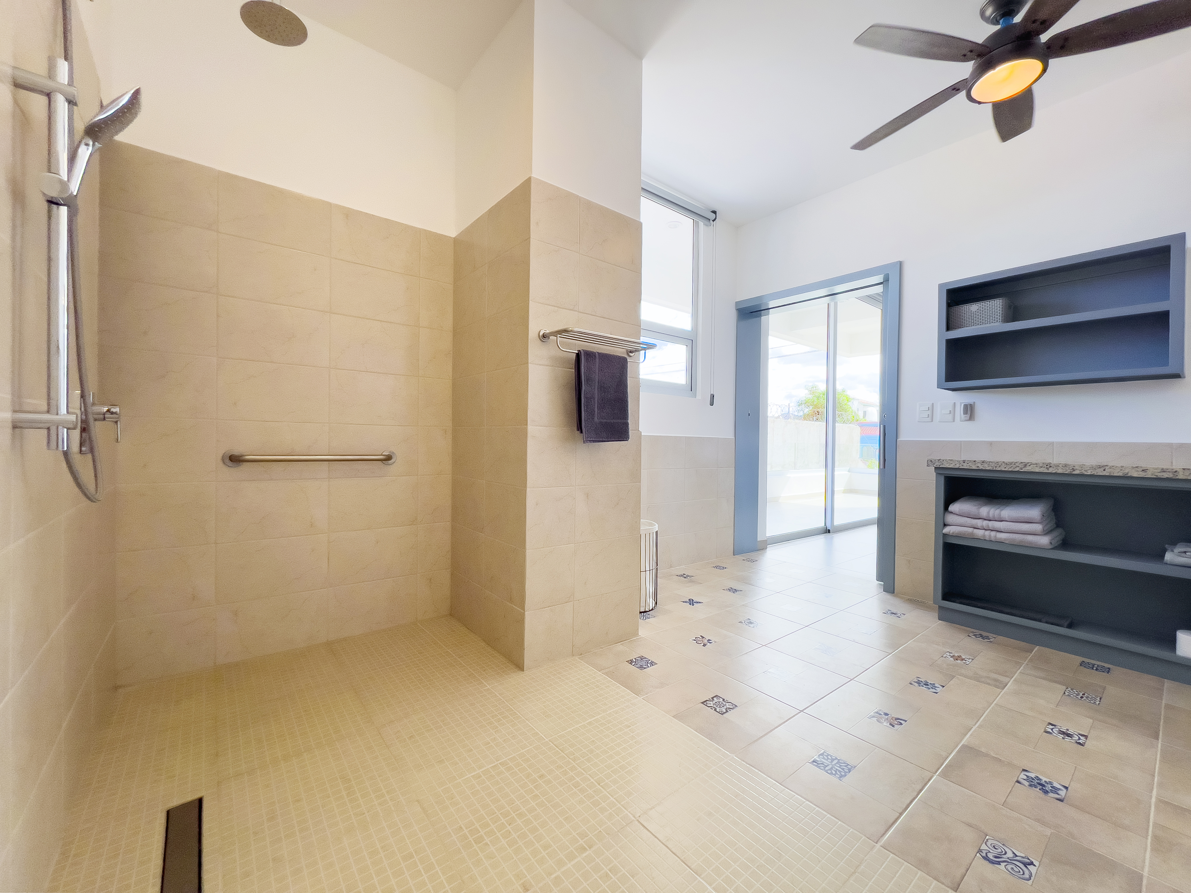 Rollstuhl-Urlaub: badezimmer, eingang - Casa Ubuntu